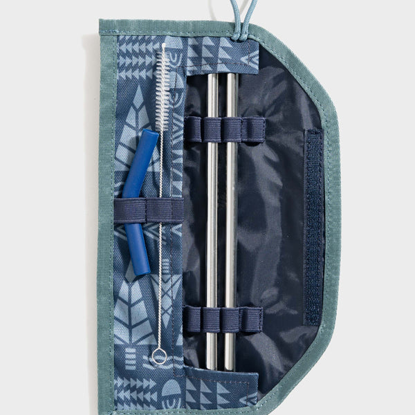 Sapphire The Straw Kit (Flat-lay): Open roll-up case with two metal straws, cleaning brush, and blue tips