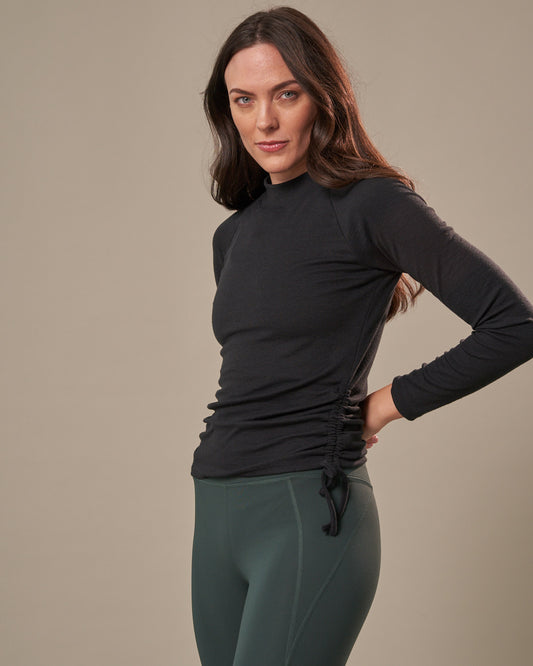 Camisa de punto con cuello alto y cintura ceñida