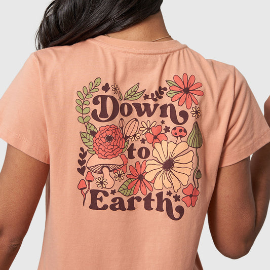 Camiseta gráfica con los pies en la tierra