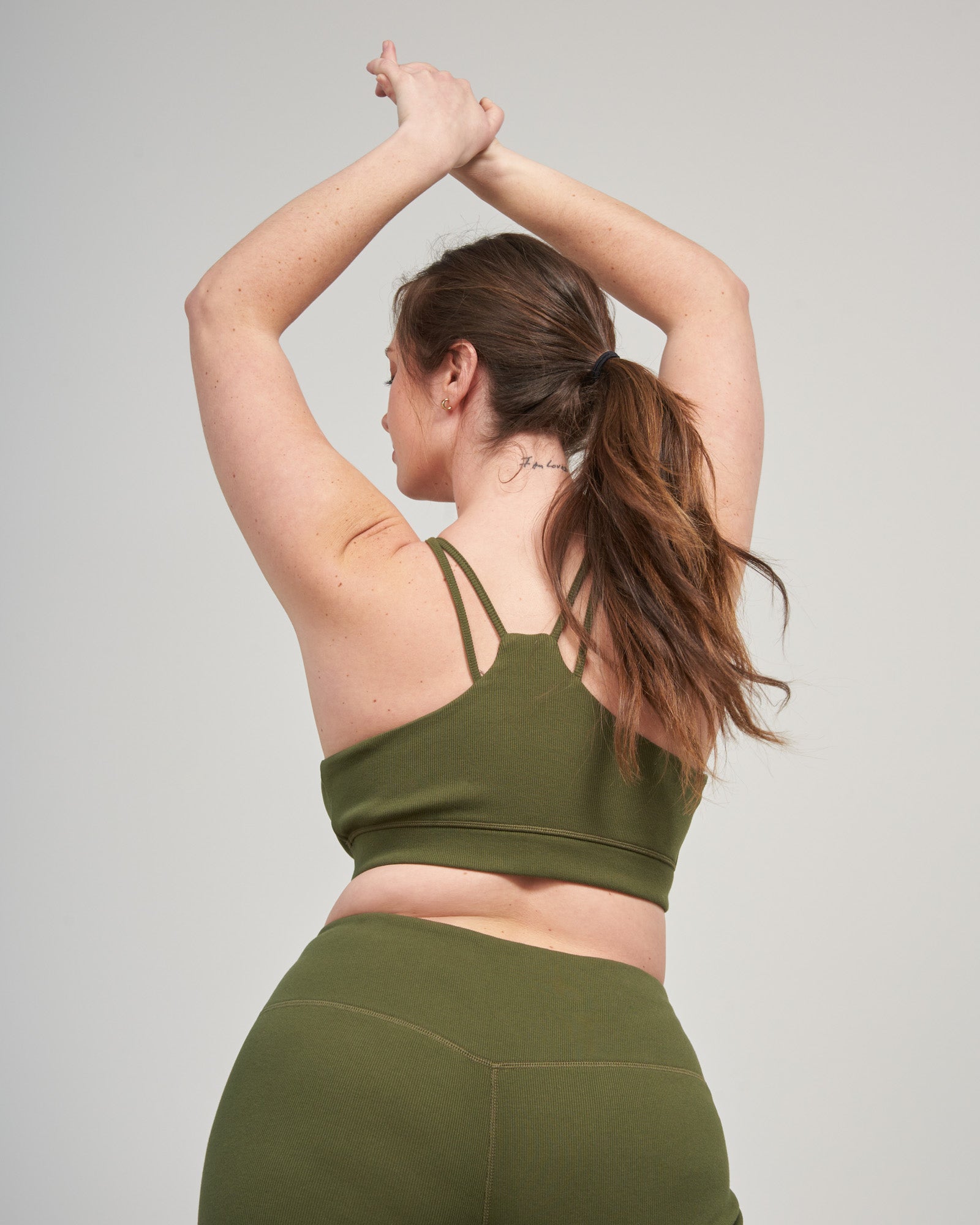 新作　新品　BRIEFING LA LOGO RIB HIGHNECK RF Tianna Mock-Neck Logo Sweater | GUESS Factory